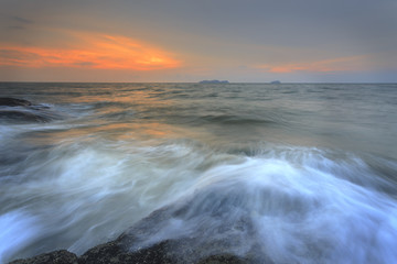 Obraz premium scenery of sunrise or sunset with wave of sea at Kedah, Malaysia