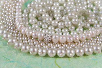 Verschiedene Perlenketten mit Süßwasserperlen und Wachsperlen