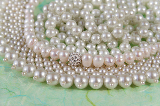 Verschiedene Perlenketten mit Süßwasserperlen und Wachsperlen