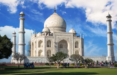 Foto op Plexiglas Artistiek monument Historische Taj Mahal met blauwe lucht en wolken - Een witmarmeren mausoleum dat is aangewezen als UNESCO-werelderfgoed.