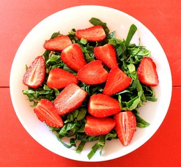 Spinach salad with strawberries and white cheese