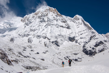 Fototapeta na wymiar Turyści w drodze do bazy pod Annapurną.