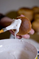 Application icing on the biscuit pastry by brush