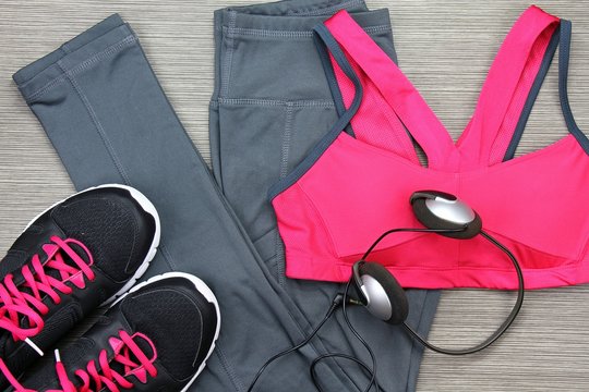 Headphones and smartphone to listen to music while working out at the fitness center.