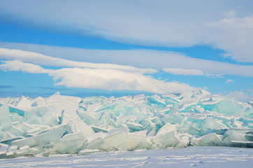 Озеро Байкал, ледяные торосы в солнечный весенний день