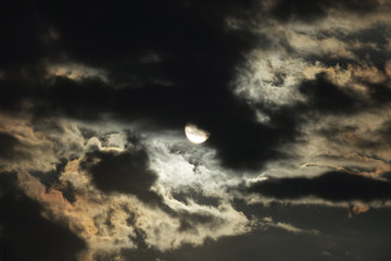 Naklejka na ściany i meble 雲に隠れる夜明けの太陽_688