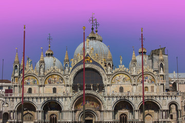 Romantica vista della famosa basilica di San Marco al tramonto, Venezia