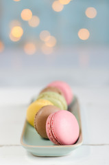 macarons de colores con fondo de luces