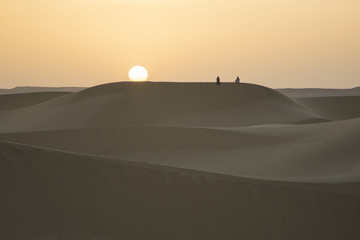 Fototapeta na wymiar Atardecer en las dunas del Sáhara
