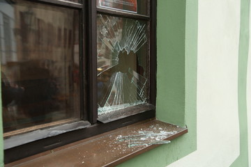 Broken street window and shards of glass - obrazy, fototapety, plakaty