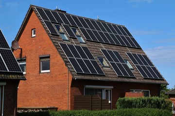 Solaranlage auf dem Dach von einem Haus zur Erzeugung von Ökostrom