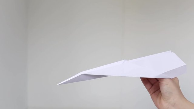 Papierflieger fliegen lassen