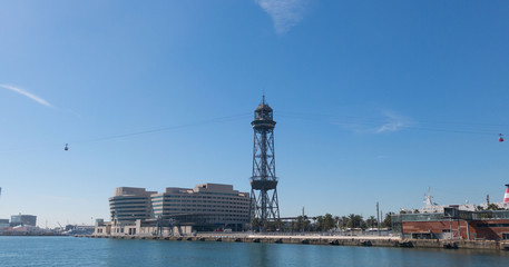 Fototapeta premium Port w Barcelonie na końcu alei Las Ramblas. Na zdjęciu budynek World Trade Center i wieża kolejki linowej w porcie Barcelona, Katalonia, Hiszpania