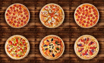 Foto op Plexiglas Pizzeria Zes verschillende pizza-sets voor menu. Italiaans eten traditionele keuken. Vleespizza& 39 s met mozzarella, salami, worstjes, pepperoni en ham.