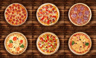 Crédence de cuisine en verre imprimé Pizzeria Six pizzas différentes pour le menu. Cuisine italienne cuisine traditionnelle. Pizzas à la viande avec mozzarella, salami, saucisses, pepperoni et jambon.