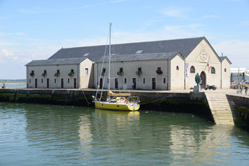 Fototapeta na wymiar Gebäude am Hafen von Le Croisic
