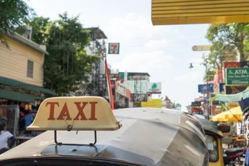 Deurstickers タイのタクシーとカオサン通りの町並みのイメージ © jyapa
