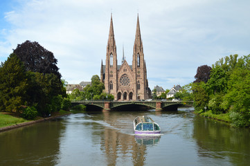 Fototapeta na wymiar Strasbourg, Ill river, St.Paul's Church