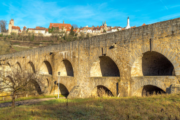 Fototapeta premium Doppelbrücke vor den Toren von Rothenburg ob der Tauber