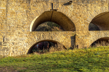 Doppelbögen einer Jahrhunderte alten Steinbrücke