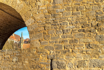 Durchblick durch einen Bogen einer steinernen Bogenbrücke