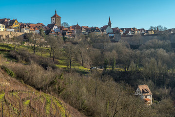 Fototapeta na wymiar Blick auf das fränkische Taubertal mit der historischen Stadt Rothenburg ob der Tauber