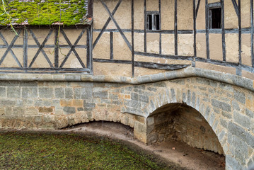 Fachwerk und Bogenkonstruktion in einer mittelalterlichen Stadtbefestigung