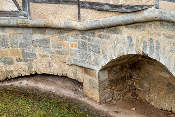 Bogen und Fachwerk-Konstruktion in der Mauer einer mittelalterlichen Stadtbefestigung