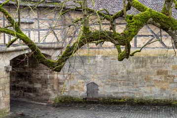 Torbogen in der Außenmauer einer mittelalterlichen Bastion