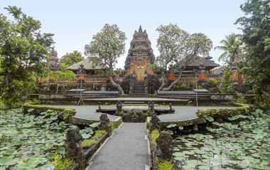 Obraz premium pura taman kemude saraswati