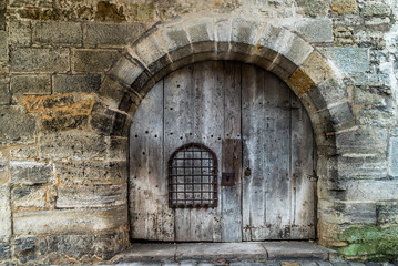 Holzportal in einer mittelalterlichen Stadtmauer