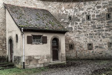 Fototapeta na wymiar Torhaus an der Außenmauer einer mittelalterlichen Festung