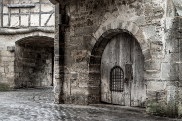Holztür und Tor an einer mittelalterlichen Befestigungsanlage