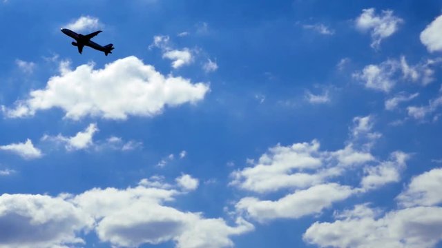 Flugzeug steigt in den blauen Himmel
