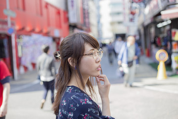 Fototapeta premium 都会を歩く可愛い女性