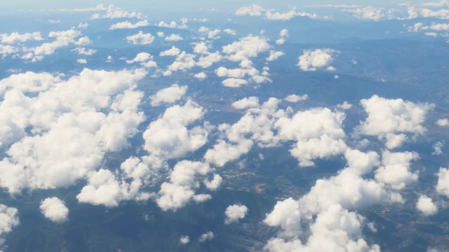 飛行機からの雲と大地