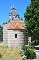 Fototapeta na wymiar Церковь Святого Саввы в древнем монастыре Градиште летом