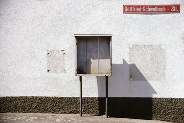 Alter Holzschaukasten  / Ein Vintage Holzschaukasten steht an einer Fassade eines Gebäudes an...
