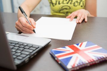 studentessa su internet per corso online e-learning università telematica