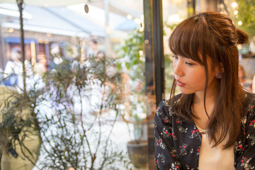 カフェで食事する女子大生
