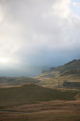 Regenwolken über karger Landschaft
