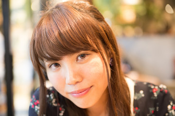 カフェで食事する女子大生
