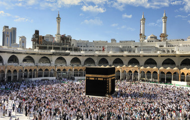 Obraz premium Muslims gathered in Mecca of the world's different countries.