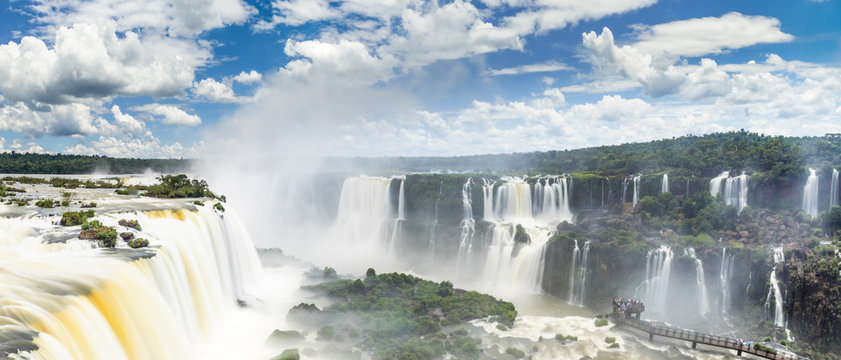 Langzeitbelichtung der Iguazu Wasserfälle an der Grenze von Argentinien und Brasilien