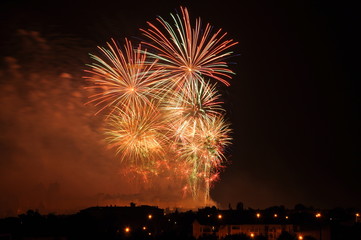 Feu d'artifice color&eacute; pyrotechnie fum&eacute;e nuit