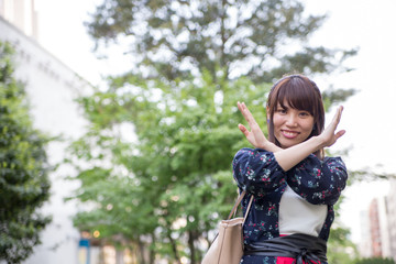 都会で笑顔でポーズする若いい女性