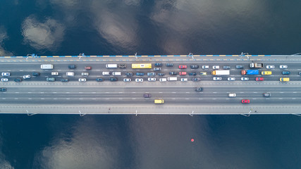Obraz premium Aerial top view of bridge road automobile traffic of many cars, transportation concept 