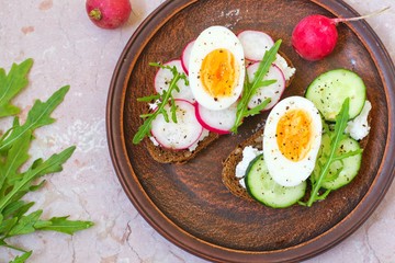 Bread with cucumber and radish