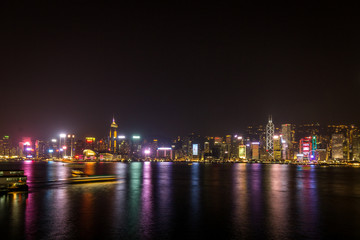 Fototapeta premium Honkong bei Nacht - Victoria Harbour - Blick auf Hochhäuser, Asien