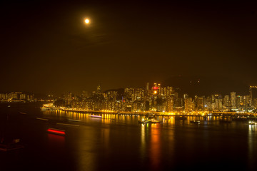Obraz premium Hong Kong nocą - Victoria Harbour - widok na drapacze chmur, Azja